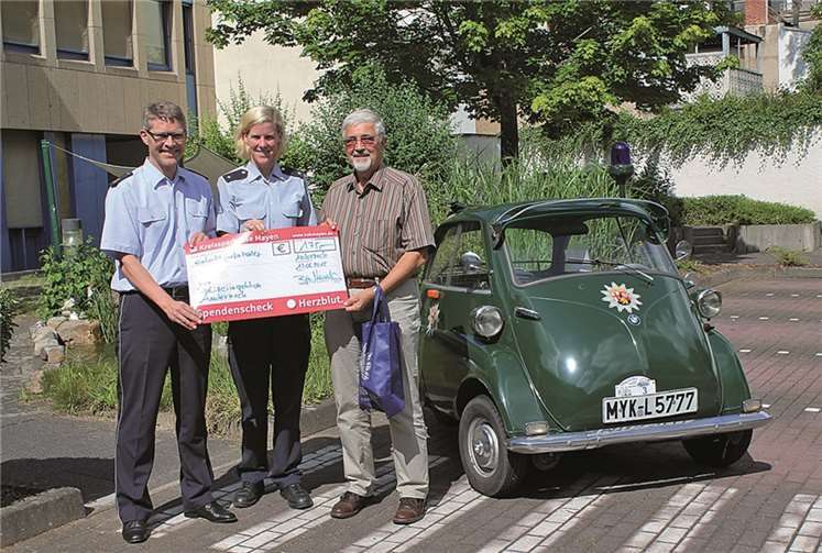 Björn Neureuter (v.l.) und Tabea Pfennig übergeben die gesammelten Spenden an Bernhard Ickenroth. PI Andernach
