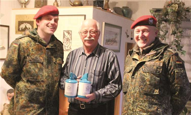 Björn Pfeif, Ortsbürgermeister Richard Keuler und Robert Liesk bei der Übergabe des Niederzissener Sammelergebnisses.privat