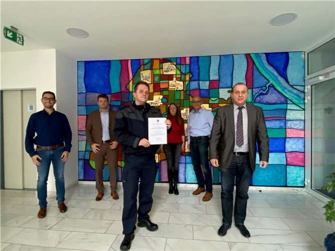 Björn Pfeif (mit Urkunde) ist neuer kommunaler Vollzugsbeamter im Brohltal.Foto: VG Brohltal