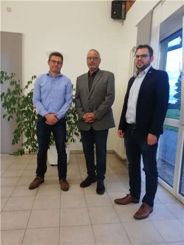 Björn Schäfer, Dieter Klöckner, Tobias Haubrich. Dieter Klöckner und Tobias Haubrich gratulieren dem neugewählten Ortsbürgermeister Björn Schäfer. Quelle: Verbandsgemeindeverwaltung Selters