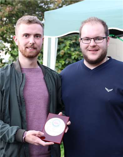 Björn Schäfer und David Seek erhielten eine Ehrung für ihre zehnjährige Mitgliedschaft.