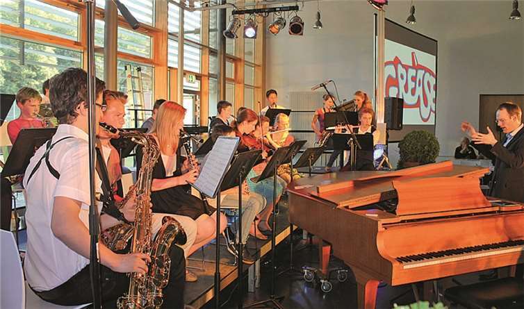 Bläserklasse 5b bei ihrem Auftritt mit ihrem Lehrer Rene Fromm. -RERE-