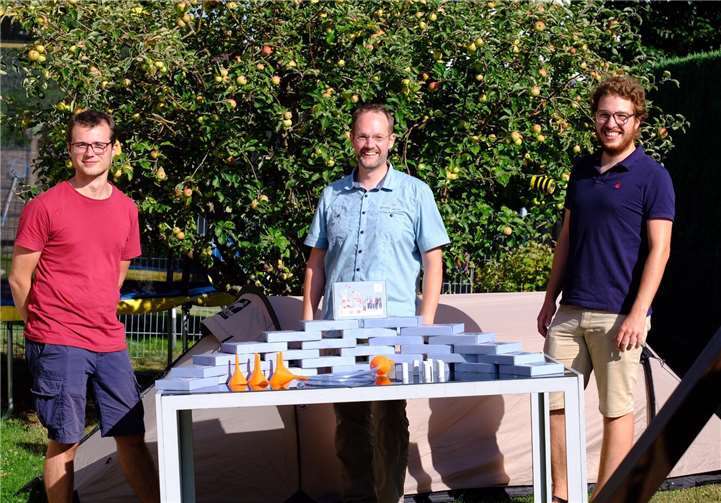 Bläserklassenlehrer René Fromm (Mitte) freut sich mit Kilian Dedek (li.) und Jona Ittermann (beide Ehemaligenverein Are Gymnasium e.V.) über die hilfreichen Lernboxen. Fotos: Ulrike Schorn-Fromm