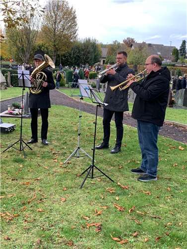 Bläsertrio des Musikzuges Rot-Weiß Plaidt e.V. auf dem Friedhof in Plaidt. Foto: privat