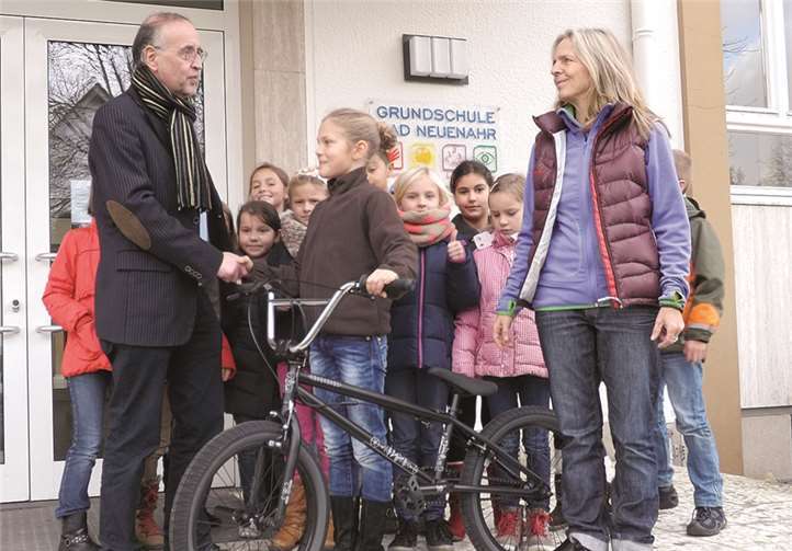Blandina Wittig nahm das BMX-Bike freudestrahlend entgegen.  Privat