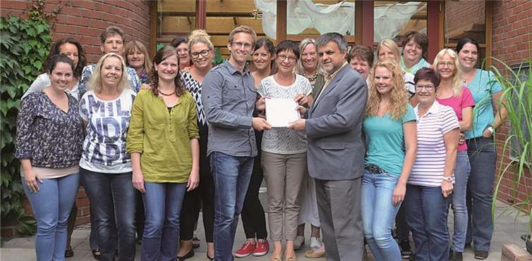 Blandine-Merten-Haus Gruppenbild bei der Überreichung des Zertifikates.Stefan ibs