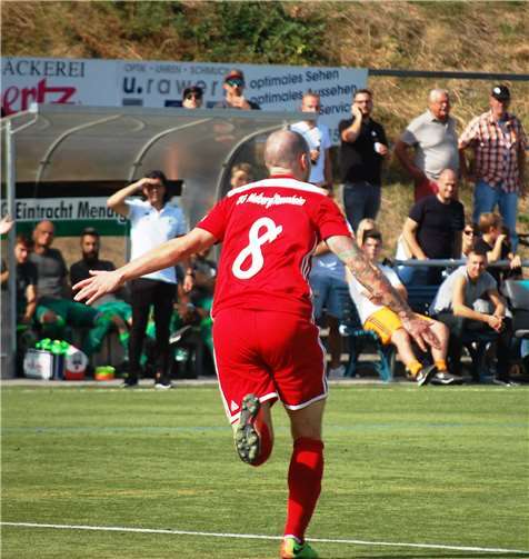 Blankes Entsetzen auf der Mendiger Bank: Markus Nickol dreht nach seinem Treffer zum 1:0 ab.