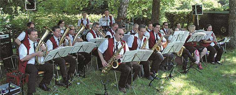 Blaskapelle Kesseling gartulierte musikalisch zum Geburtstag.