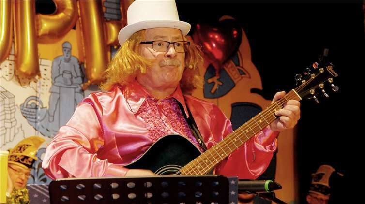 Wölfe stürmten auf die Bühne der Kappensitzung von Blau-Gold Blau-Gold Vize- und Ehrenpräsident Uli Schlemmer kommentierte das Welt- und Lokalgeschehen singend und musizierend.