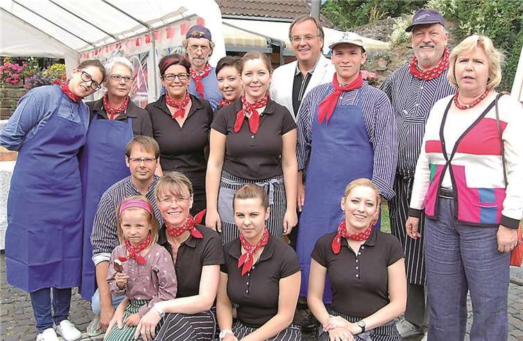Blau-Weiß-Rot waren die Farben beim „Matjes“-Fest. Vielen Freunden der „Primptjes“ schmeckte die holländische Delikatesse. FA