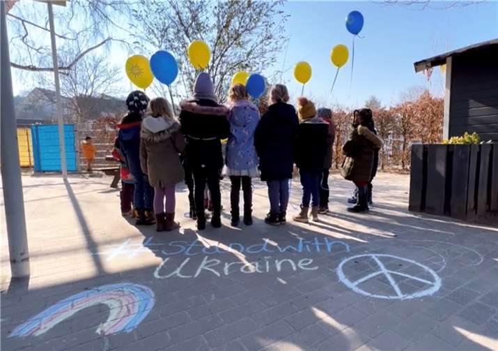 Blau-gelbe Luftballons wurden als Zeichen des Friedens steigen gelassen.  Foto: Kita