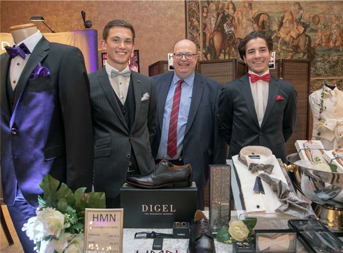 „Blau ist das neue Schwarz“, verkündete Paul Nelles(Mitte) bei der Hochzeitsmesse im Rheinbach Waldhotel. Fotos: -Jost-