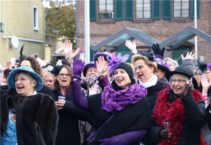 Blau, rot, lila- die bunte Möhnenschar stimmte sich in allen möglichen Farben auf die neue Session ein. Fotos: LFR