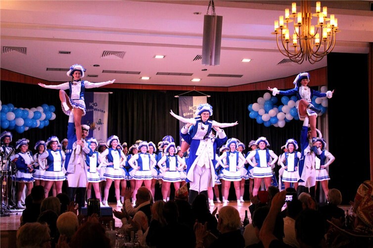 Blau und Weiss dominierte die Bühne.