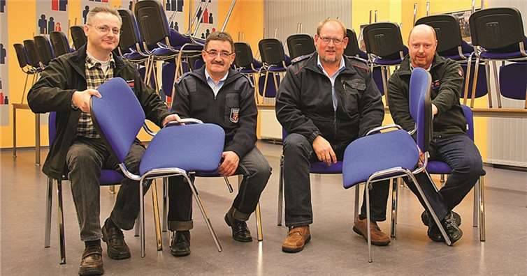 Blau und bequem: Dieter Buchholz, Wilfried Müller, Martin Homscheid und Uli Thiel (von links) präsentieren die neuen Sitzmöbel im Schulungsraum des Feuerwehrhauses.privat