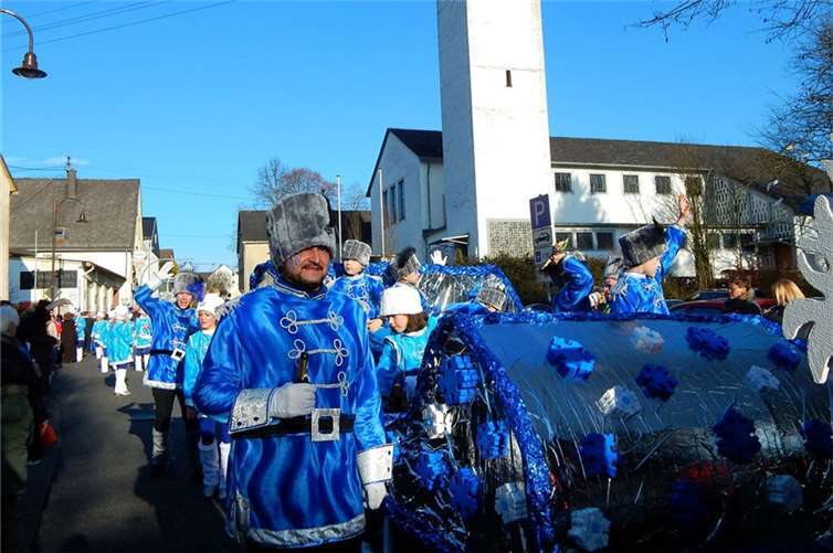 Blau wie der Himmel erstrahlten die liebevoll gestalteten Kostüme der Gruppe „Stroomer Allerlei“.  Foto: GM