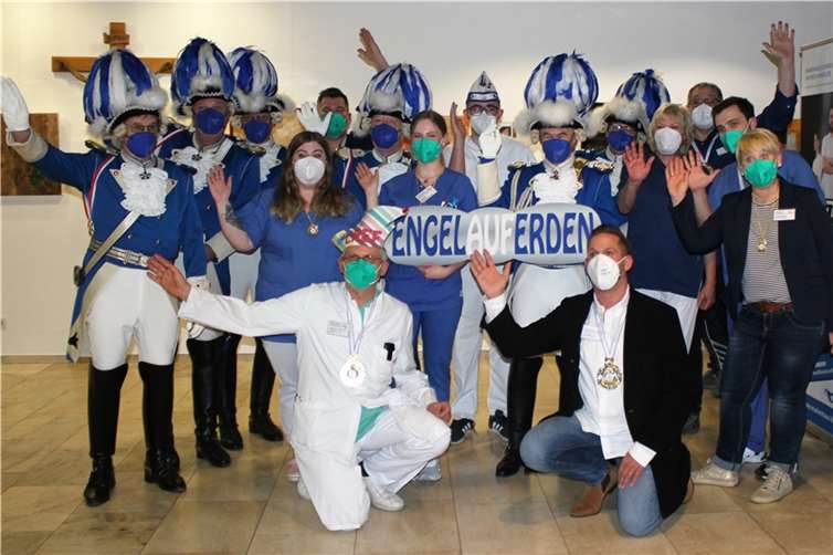 Blaue Funken zu Besuch im Krankenhaus Maria Hilf in Bad Neuenahr: Mit der Aktion „Engel auf Erden“ wollen sich die Kölner Karnevalisten beim Klinikpersonal und insbesondere allen Pflegekräften für ihren beispiellosen Einsatz in den vergangenen zwei Pandemie-Jahren bedanken. Foto: privat