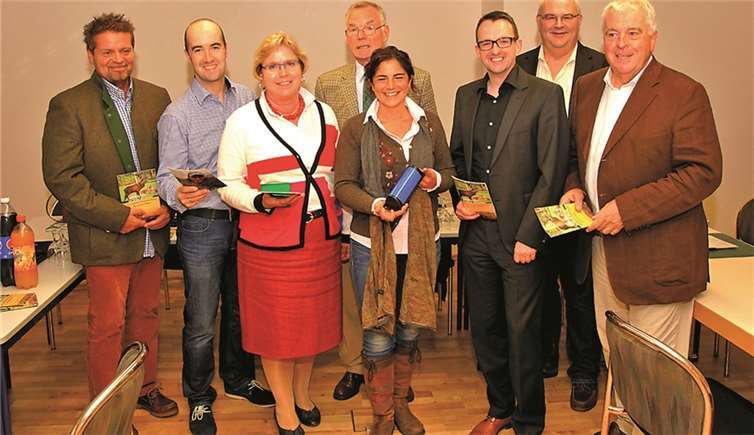Blaue Reflektoren für die Straßen im Kreis Ahrweiler (vl.n.r.): Ralf Schmidt, Tino Hackenbruch, Gabriele Hermann-Lersch, Thomas Güthe, Ariane Beigi, Michael Korden, Klaus Schneider und Guido Ernst.privat