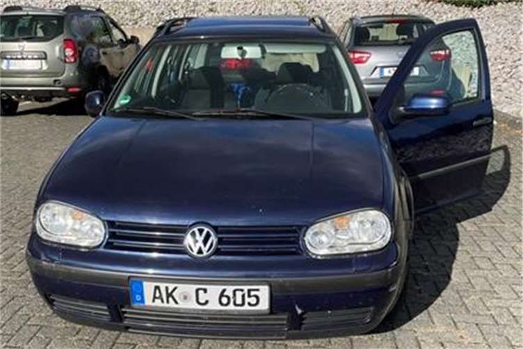 Polizei bittet um Mithilfe: Tötungsdelikt im Westerwald Blauer VW Golf Kombi, mit Anhängerkupplung. Das amtliche Kennzeichen lautet AK-C 605. Foto: Polizei RLP.