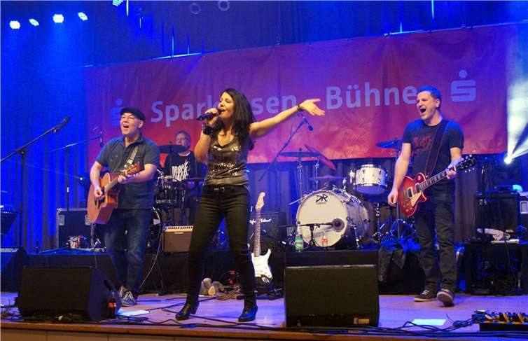 „Blaupausen aus 40 Jahren Rockgeschichte“ lautete das Motto der Gruppe „Blu:print“. Die Musiker sind hauptberuflich als Lehrer tätig und bewiesen eindrucksvoll ihre musikalischen Fähigkeiten.GH