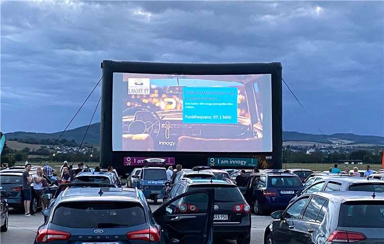 Blech an Blech, leuchtende und blinkende Scheinwerfer - soweit das Auge reicht. Auf ihren angeordneten Plätzen konnten die Besucher in insgesamt über 100 Fahrzeugen abwechslungsreiche Unterhaltung genießen. Foto: privat