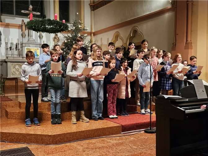 Blechbläser und Chöre stimmten auf Weihnachten ein. Quelle: GiK