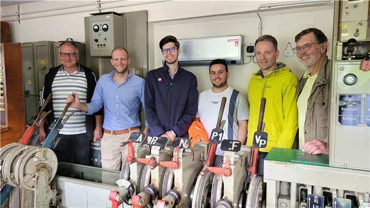 Bleibt die Technik mechanischer Stellwerke sichtbar? Darüber berieten (von links) Edgar Steinborn (IG Ahrtalbahnfreunde), Dirk van Kaathoven, Jonas Haffmann, Abdullah Alsali, Christian Sauer (alle DB Netz) und Wolfgang Groß (Ahrtalbahnfreunde) im Stellwerk Ahrweiler.  Foto: Jürgen Görgler/Ahrtalbahnfreunde