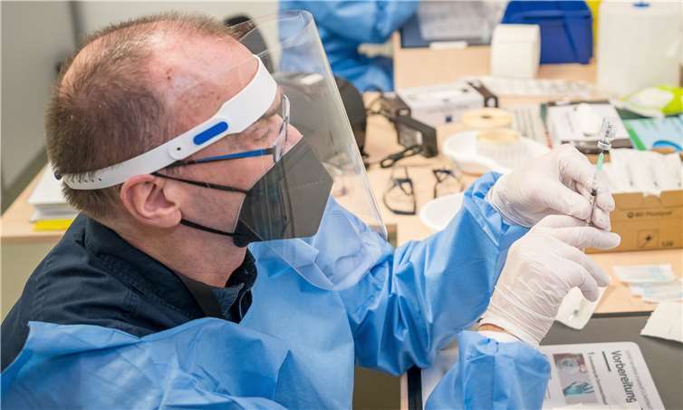 Bleibt eine vollständige sechste Dosis des Impfstoffs übrig, können Apotheker Heinz Brands aus Bad Neuenahr-Ahrweiler und seine KollegInnen auch diese aufziehen. Foto: Kreisverwaltung / Bernhard Risse