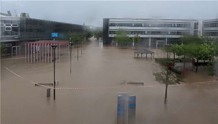 Blick Richtung Haupteingang von dem verglasten Übergang auf den überfluteten Campus in Rheinbach. Foto: Xuan Tung Do