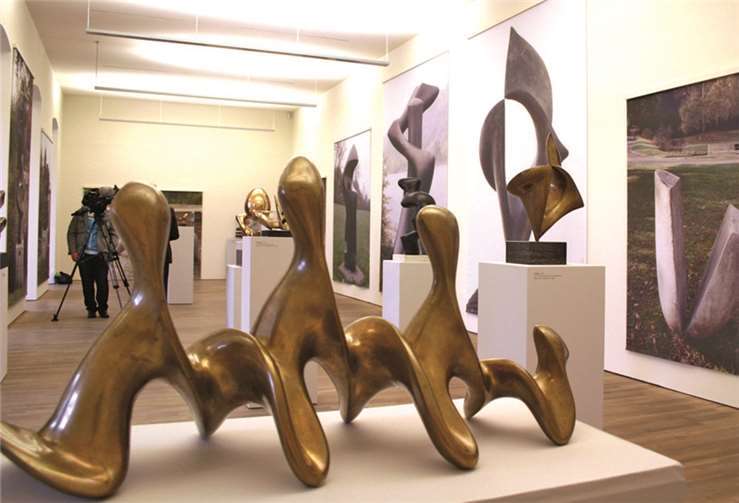 Blick auf Bartas Bronze „Welle“ und in den mittleren Ausstellungssaal. HG