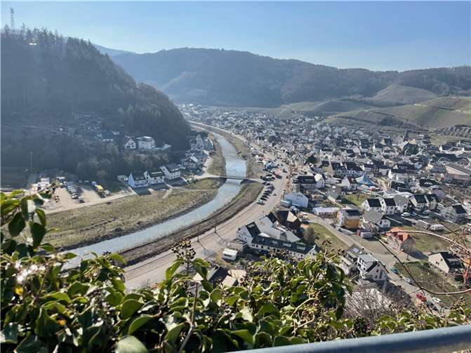 Blick auf Dernau.  Foto: ROB