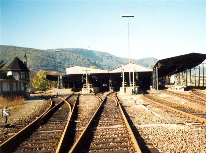 Blick auf Umladehalle 1997 und auf das Bürogebäude nach der Schließung 1997.Slg. Stadtarchiv Lahnstein