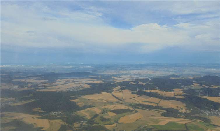 Blick auf Weibern und den Laacher See aus dem Cockpit.Uwe Bodenheim