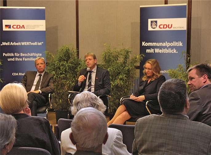 Blick auf das Podium im voll besetzten Wachtberger Limbachsaal – Norbert Röttgen, Thomas Radermacher, Claudia Kemfert (v.li.). privat