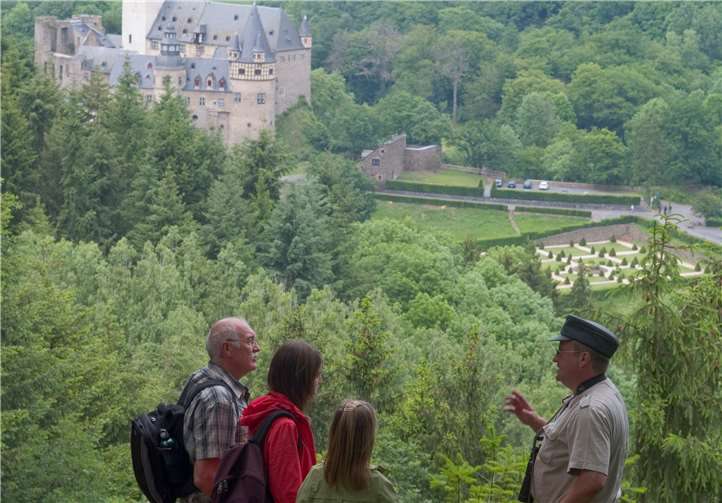 Blick auf das Schloss Bürresheim. Foto: Klaus-Peter Kappest