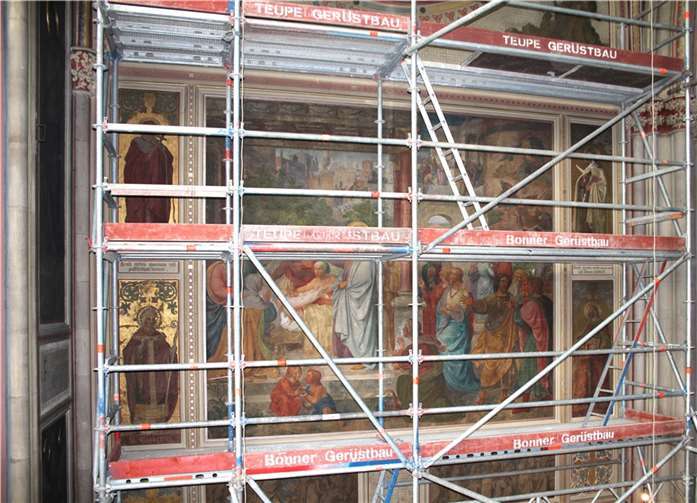 Blick auf das eingerüstete Wandgemälde „Auferweckung der Tochter des Rufinus durch Apollinaris“.  Fotos: HG