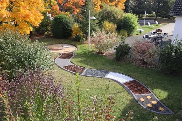 Blick auf den neuen Barfußpfad in den Caritas Werkstätten Polch.  Foto: Caritas Werkstätten Polch