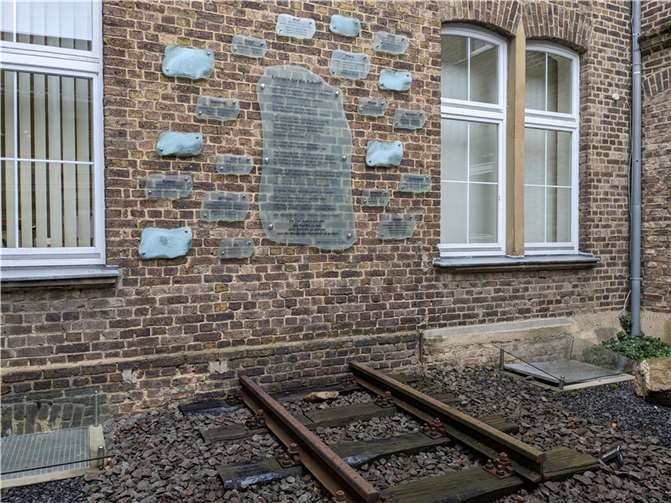 Blick auf die Gedenkstätte im Innenhof des Rathauses. Fotos: KS