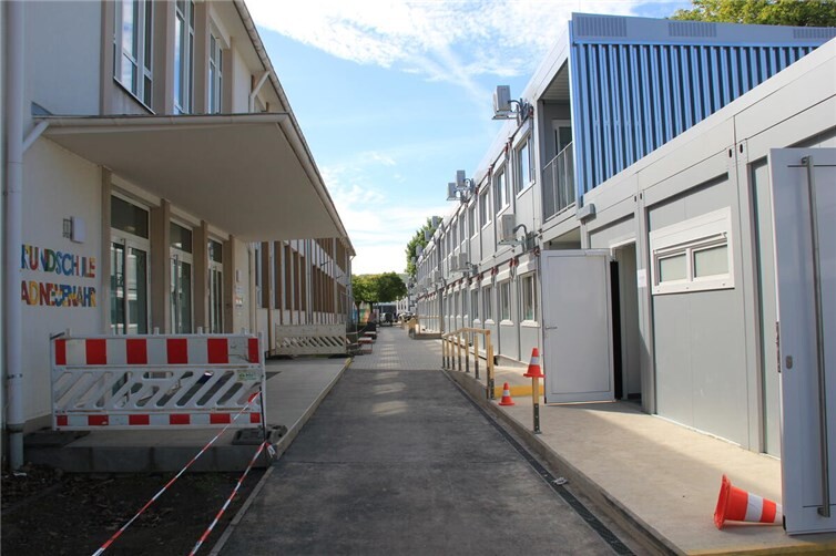Blick auf die Grundschule Weststraße in Bad Neuenahr mit den Klassencontainern, in denen während der Bauzeit der neuen Grundschule unterrichtet wird. Foto: GS