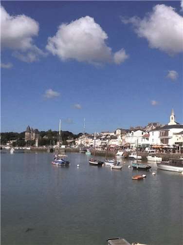 Blick auf die Hafenbucht von Pornic mit dem malerischen Château im Hintergrund. privat