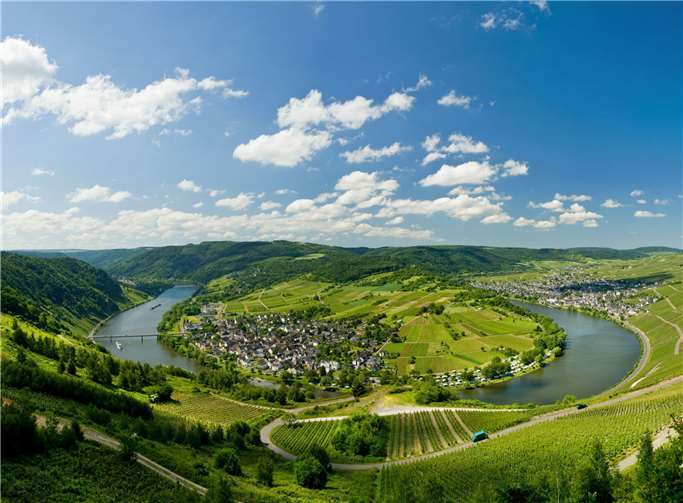 Blick auf die Moselschleife bei Kröv. Foto: ominik Ketz/Rheinland-Pfalz Tourismus GmbH