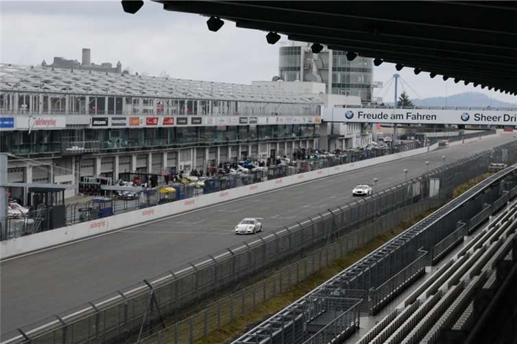 Blick auf die Start-Ziel-Gerade am Nürburgring. Foto: Christian Fiala