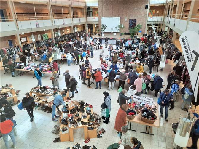 Blick auf die gefüllte Aula der Ernst-Barlach-Realschule plus in Höhr-Grenzhausen.
