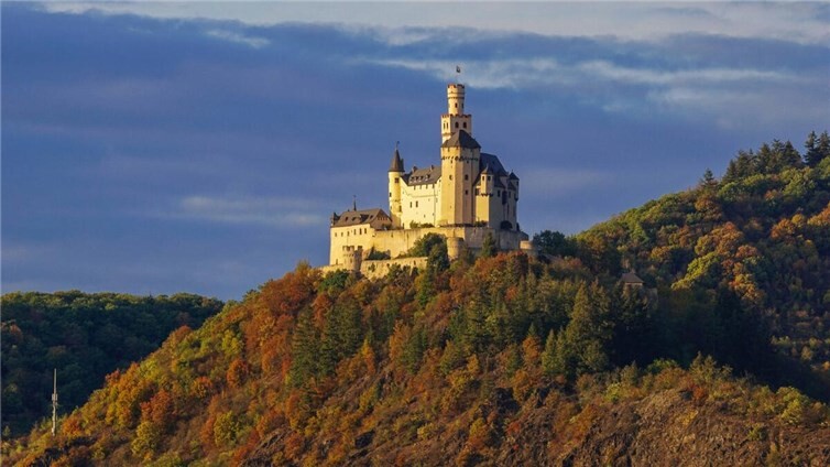 Blick auf die malerische Marksburg.