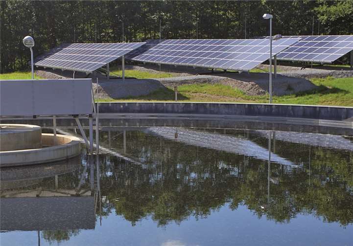 Blick auf die neue Photovoltaikanlage in der Kläranlage Dierdorf-Wienau.