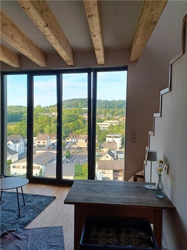 Blick aus dem Dachgeschoss auf den benachbarten Karoline-Kahn-Platz.