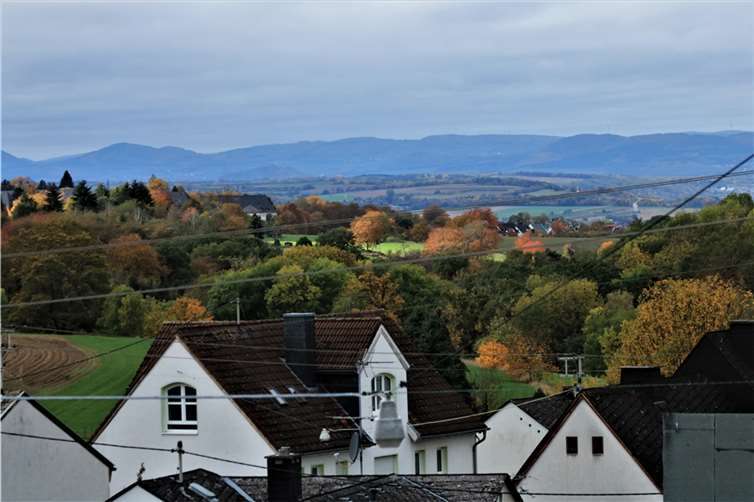 Blick aus dem Wohnzimmerfenster von Klaus Theisen in die Eifel. Foto: Klaus Theisen