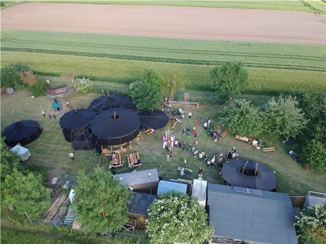 Blick aus der Drohnenperspektive auf das Pfadfindergelände während der Geburtstagsfeier.  Fotos: Martin Lossen