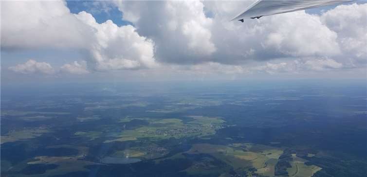 Blick aus der Luft auf eines der „Augen der Eifel“, das Meerfelder Maar.