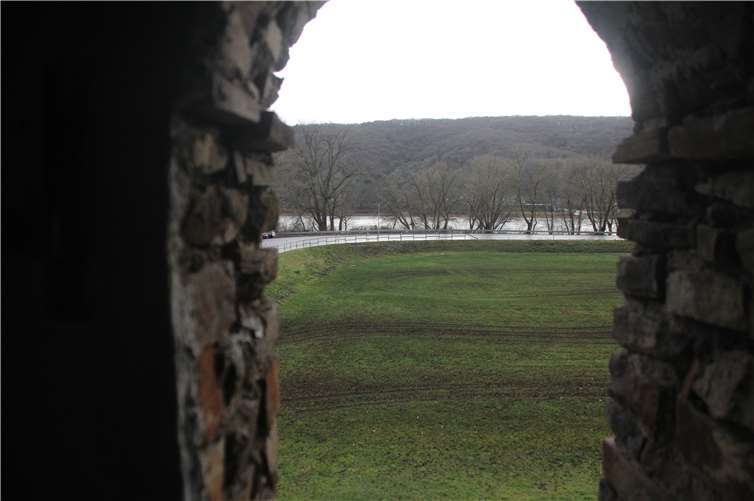 Blick durch das Fenster des Rheinbrohler Limesturms auf das Bad Breisiger Ufer.